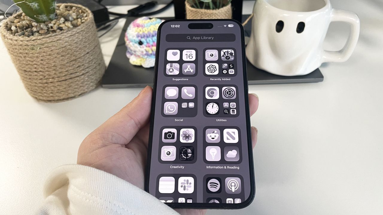 I turned my iPhone screen completely gray for two weeks — here's how making it boring helped me get my brain back