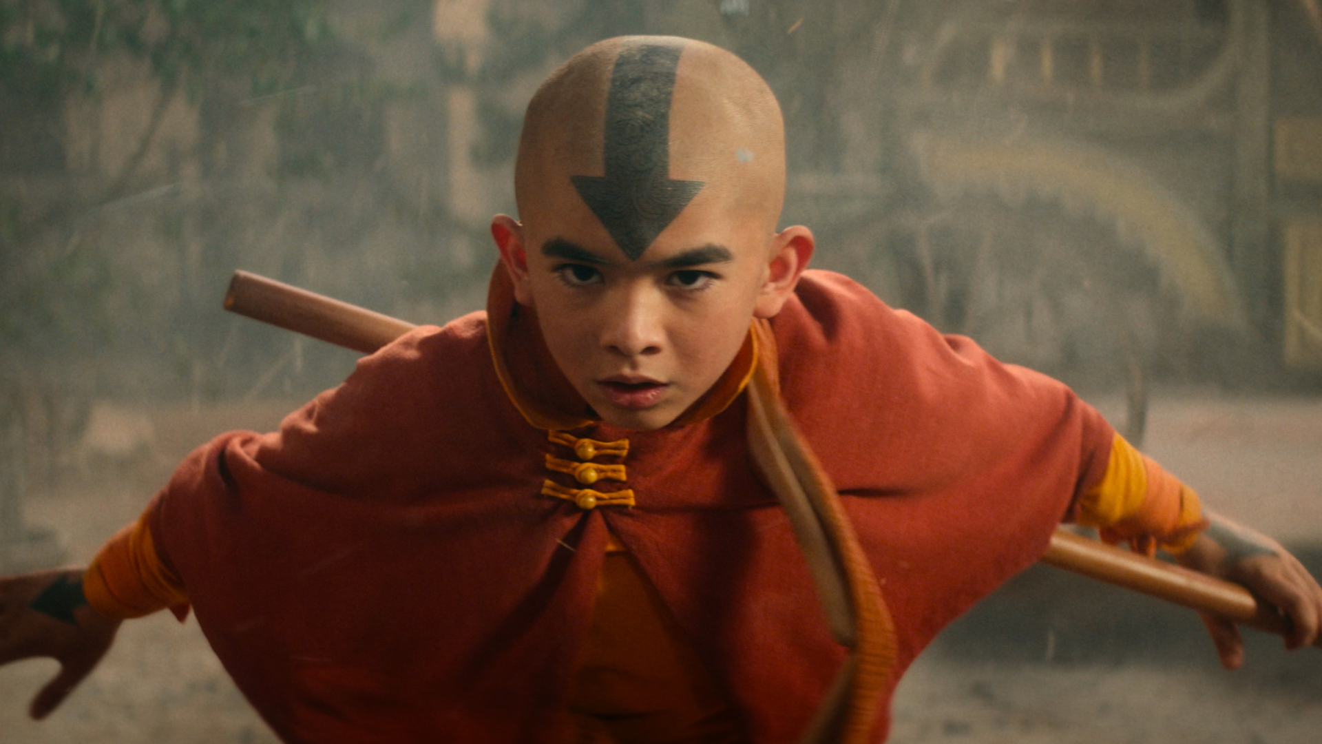 آنگ با ردای نارنجی و تیر متمایز روی سرش در Avatar: The Last Airbender به جلو تعظیم می کند.