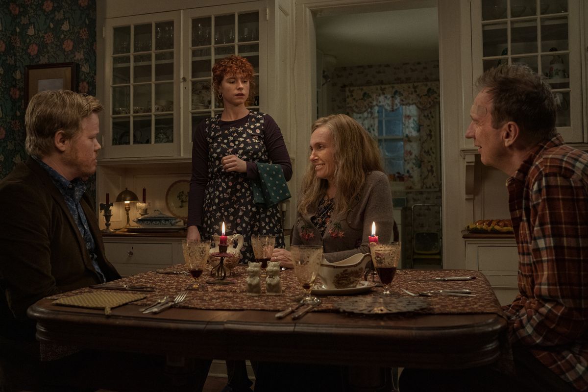 I&#039;m Thinking of Ending Things: Jake&#039;s family sits around the dinner table as his girlfriend moves to leave.