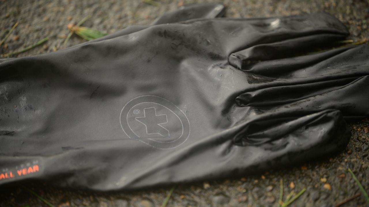 Assos RSR Thermo rain shell glove exterior detail