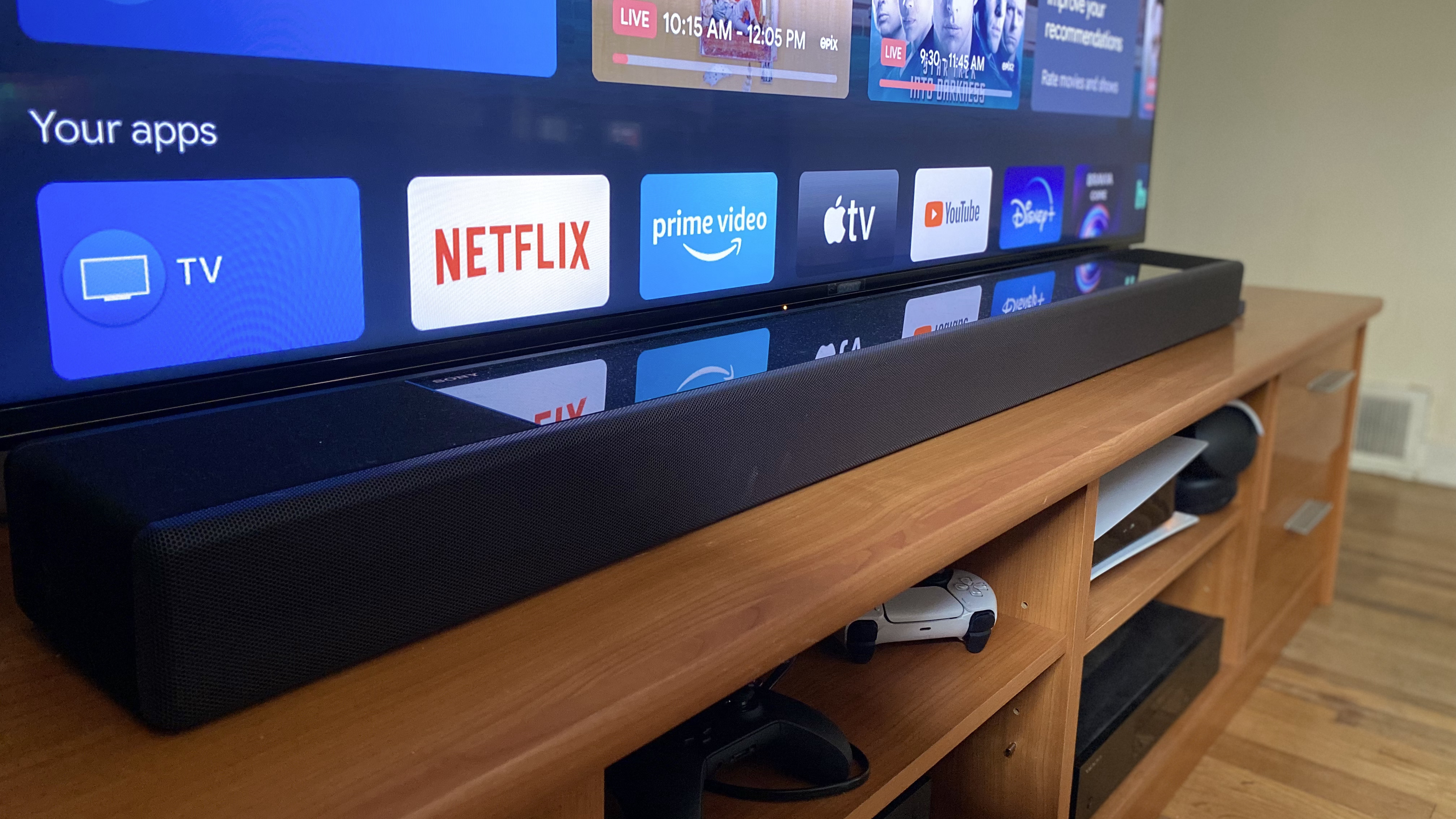 The Sony HT-A7000 Soundbar underneath a Sony TV.