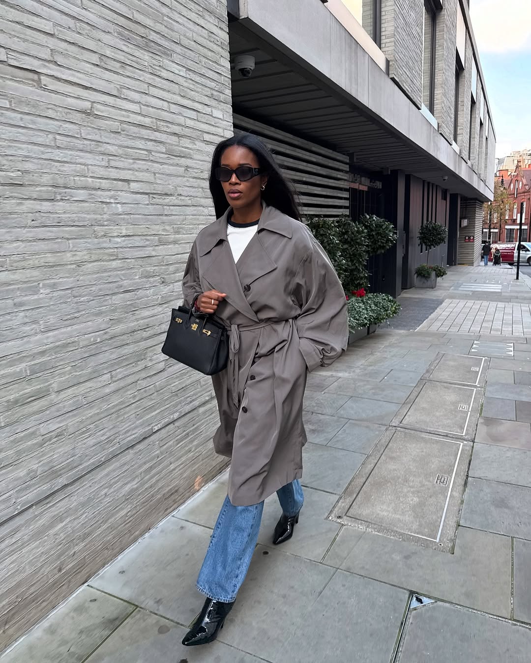 woman wearing medium wash cropped jeans trend