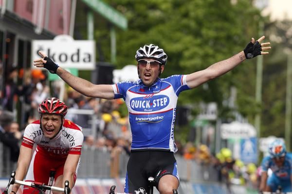 Jerome Pineau (Quick Step) wins the Giro's stage five, the first Grand Tour victory of the Frenchman's career.