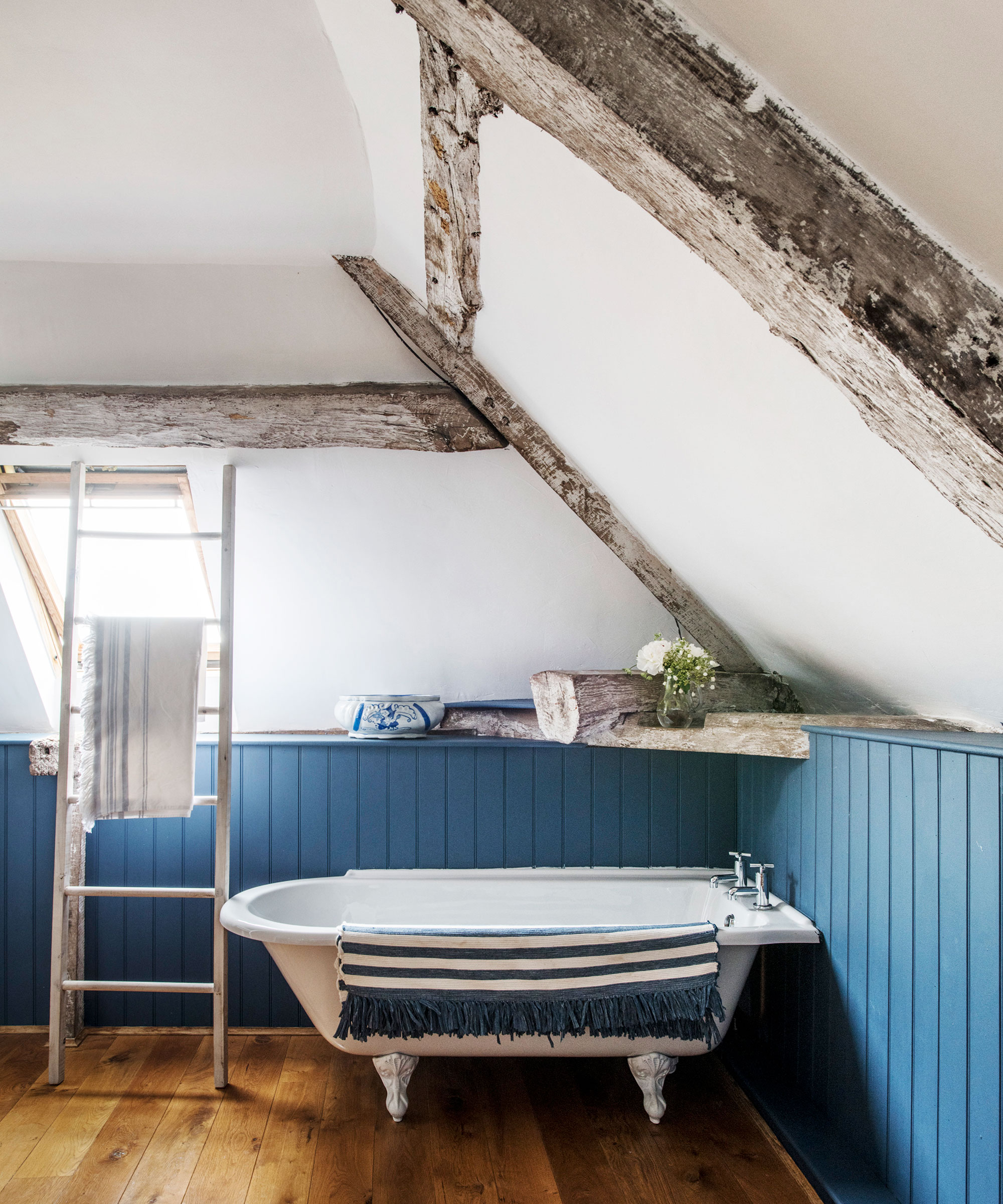 Vintage bathroom ideas with wooden beams and steel tub