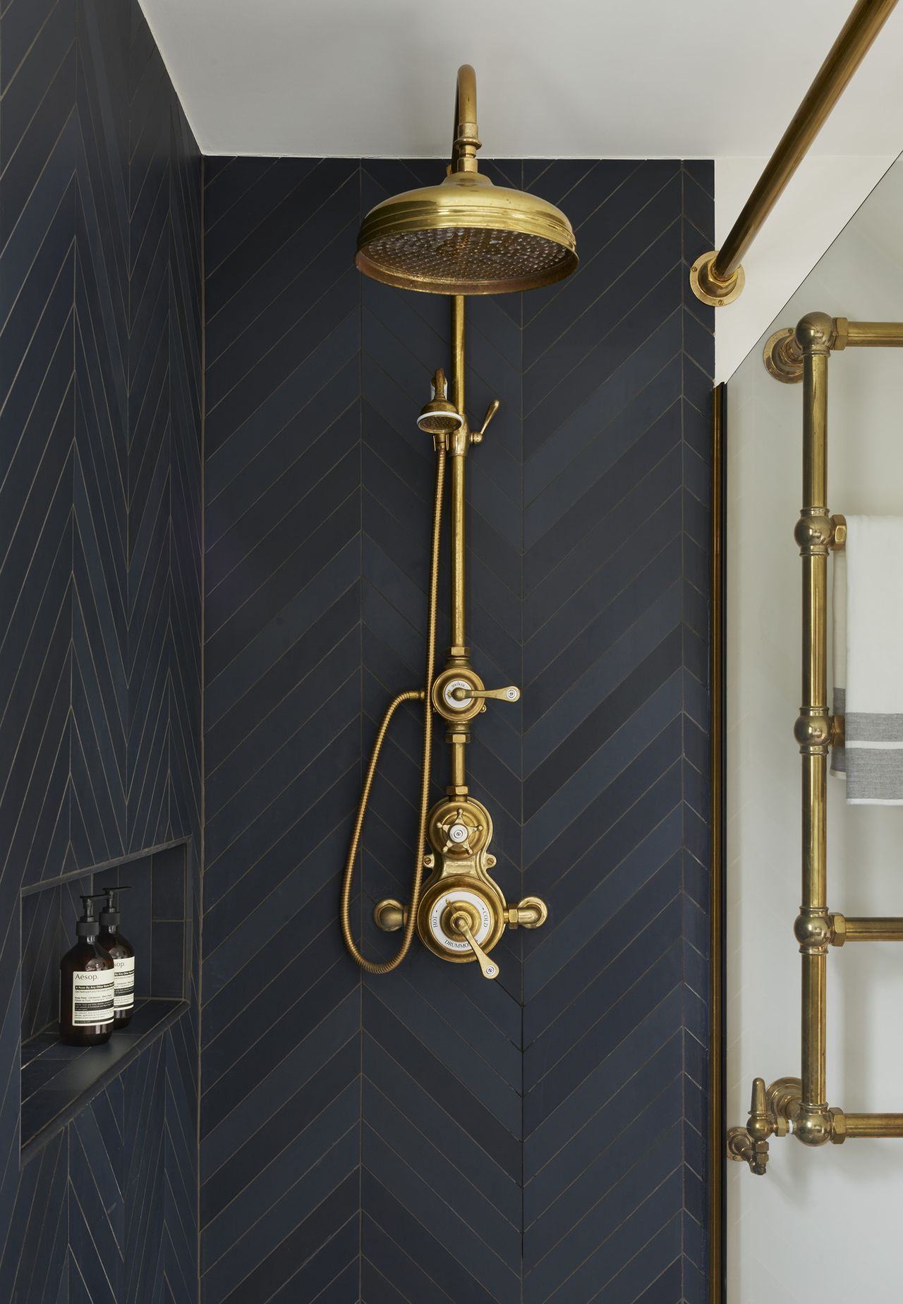 Shower storage ideas: practical and pretty product displays Shower storage ideas: practical and pretty product displays