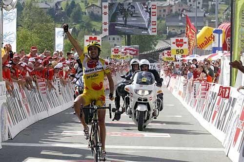 Koldo Gil (Saunier Duval-Prodir) emerges in La Punt, victorious.