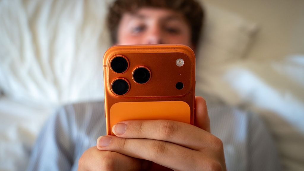 81% Brytyjczyków sięga po telefon zaraz po przebudzeniu – jak to zmienić?