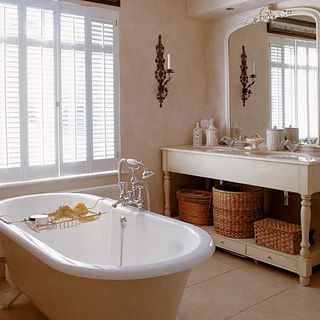 bathroom with bathtub and basket