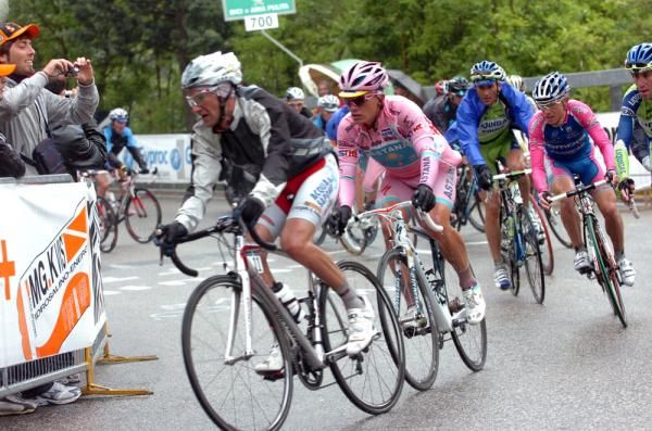 Stefano Garzelli (Acqua &amp; Sapone) and Alexandre Vinokourov (Astana)