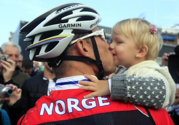 Thor Hushovd gives a kiss to his daughter before the start