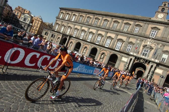 Euskaltel-Euskadi heads to the team presentation