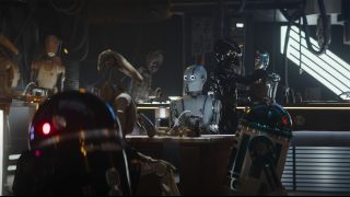 A bunch Une bande de droïdes traînant dans un bar dans The Mandalorian saison 3.of droids hanging out in a bar in The Mandalorian season 3