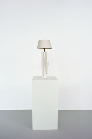 Lamp with a geometric ceramic base and a conical lampshade