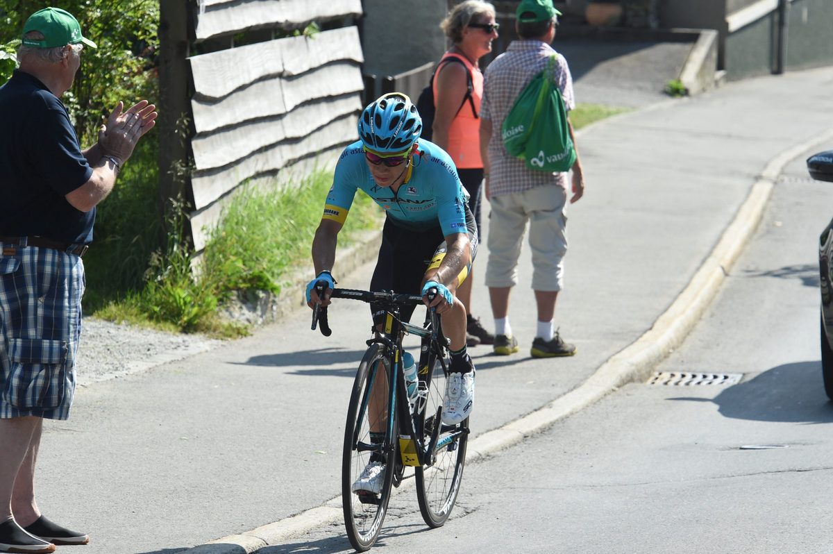 Miguel &Aacute;ngel L&oacute;pez (Astana) climbing
