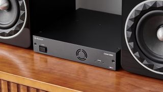 Elipson Connect 2130 Xi flanked by bookshelf speakers