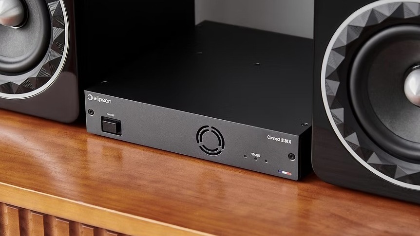 Elipson Connect 2130 Xi flanked by bookshelf speakers