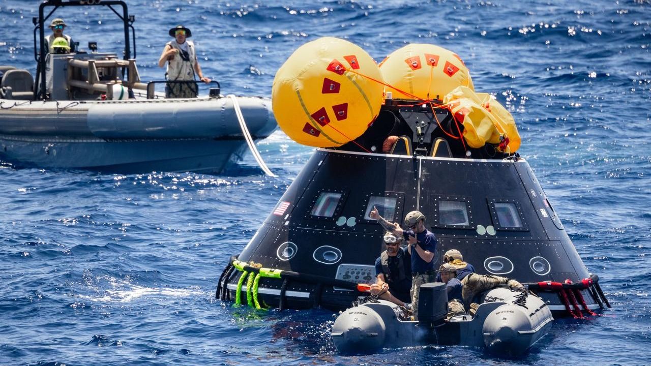 An Artemis 2 splashdown exercise on July 27, 2023 saw divers from the U.S. Navy securing a simulated spacecraft, called the Orion Crew Module Test Article, in the Pacific Ocean. The divers were with the explosive ordnance disposal expeditionary support unit and are trained to work on the open water, in small boats. Their goal will be to help the Artemis 2 astronauts safely leave the spacecraft after the moon crew splashes down.