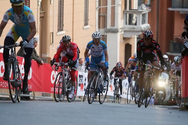 Vasili Kiryienka (Caisse d'Epargne) leads a chase group up to the finish.
