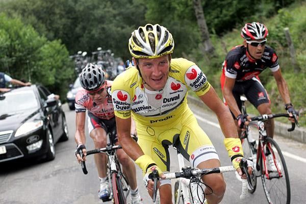 Jose Angel G&oacute;mez Marchante leads Cadel Evans on the final climb