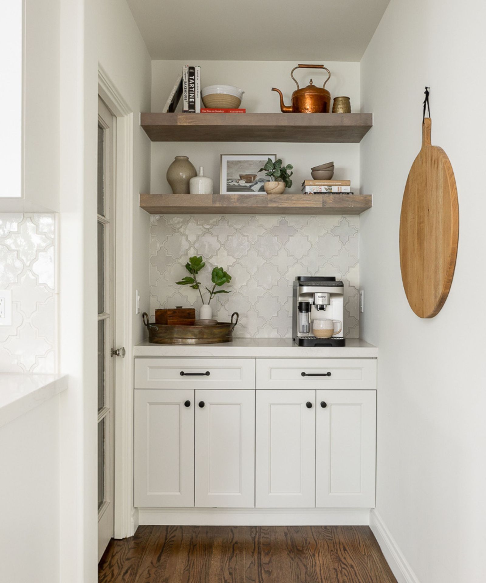 Modern farmhouse kitchen wall decor ideas for a characterful space | Homes & Gardens