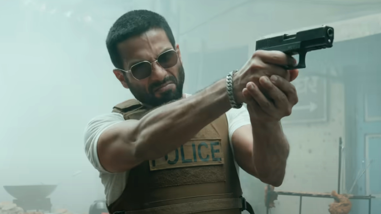 Shahid Kapoor aiming a pistol in Deva