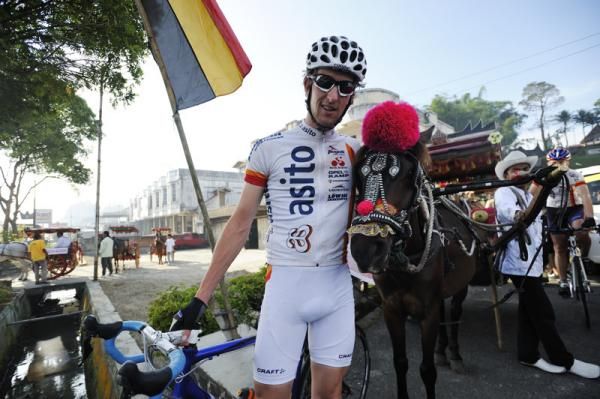 Knol Martijn (Global cycling team) with a horse