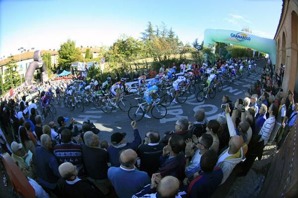 Tifosi urge on the Giro dell'Emilia peloton.