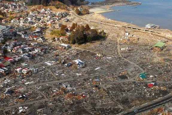 Penampakan dampak kerusakan akibat gempa bumi dan tsunami Tohoku 11 Maret 2011 di Sukuiso, Jepang.