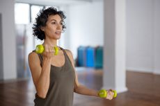 woman doing dumbbell workout in the gym