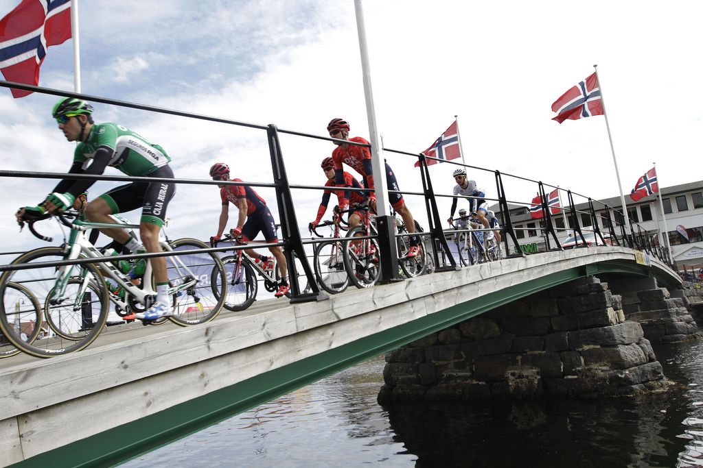 The Drapac team crossing the bridge