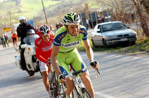 Ivan Basso (Liquigas) leads Stefano Garzelli (Acqua &amp; Sapone-Caff&egrave; Mokambo) in the race's finale, r-l.