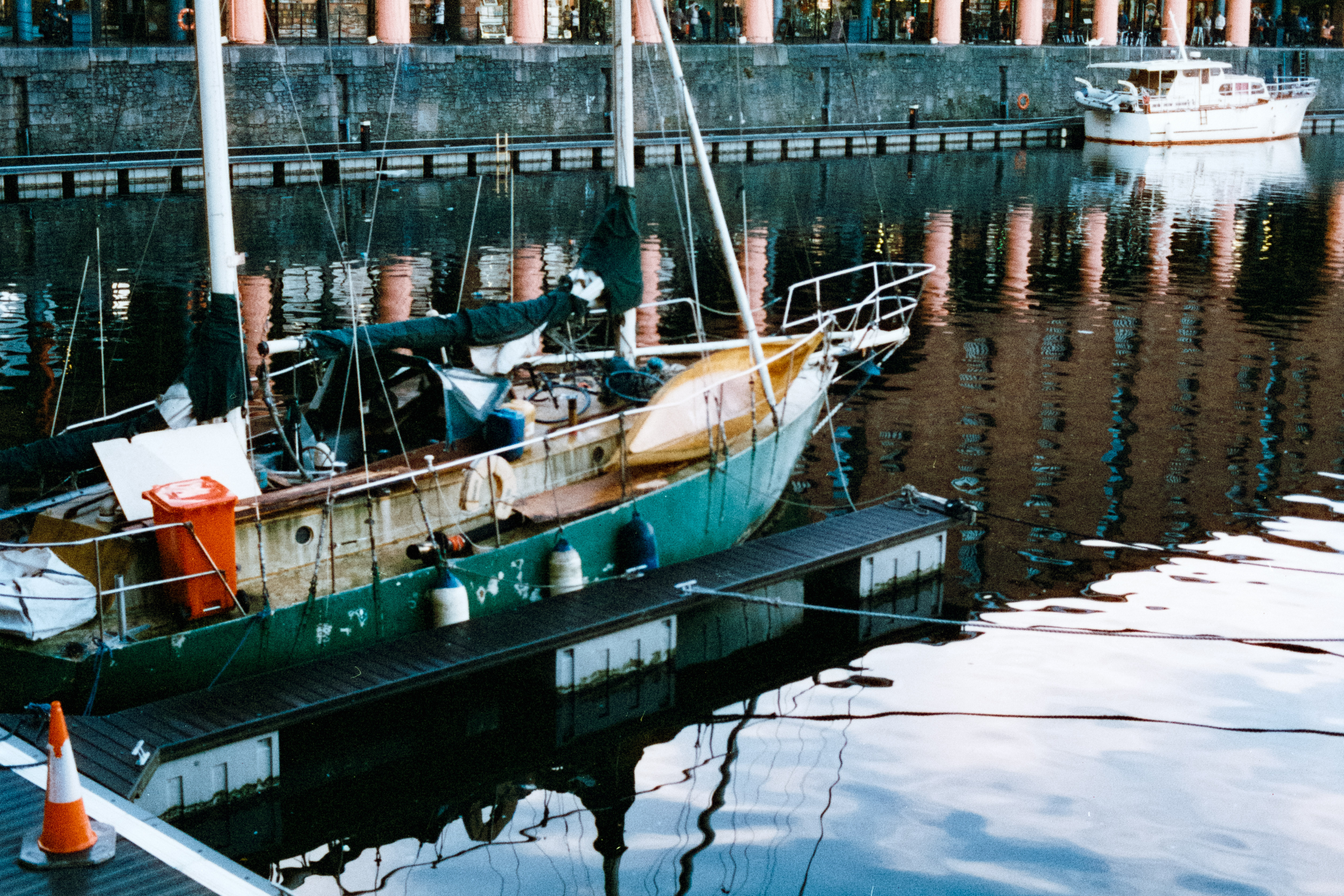 قارب يرسو في Albert Docks Liverpool تم التقاطه بفيلم Harman Phoenix 200 مقاس 35 ملم