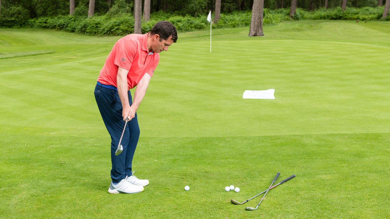 PGA pro Dan Grieve hitting a chip shot