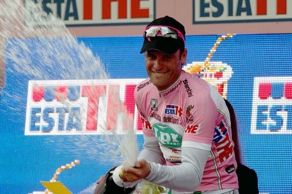 Alessandro Petacchi (LPR Brakes-Farnese Vini) takes over the maglia rosa from Mark Cavendish (Columbia-Highroad).