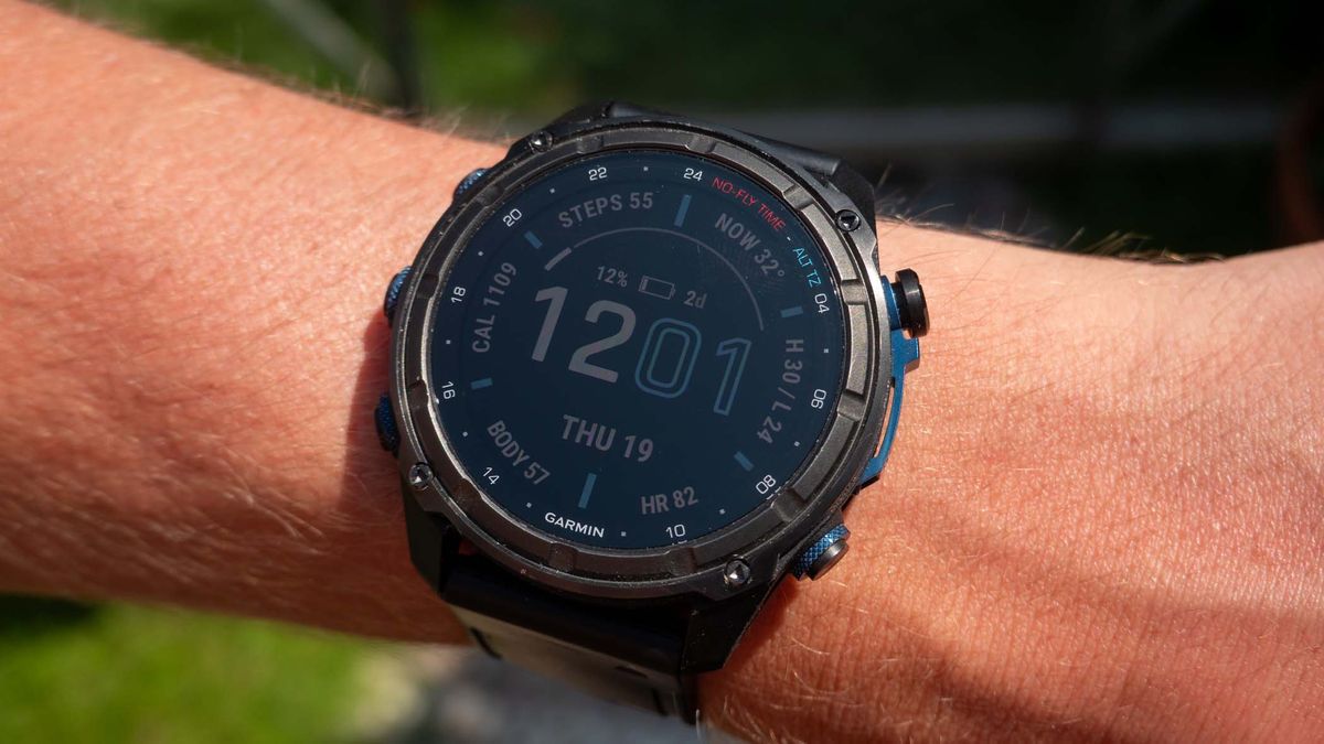 The Garmin Descent Mk3i is a 5-star dive watch that blows the Apple Watch Ultra 2 out the water