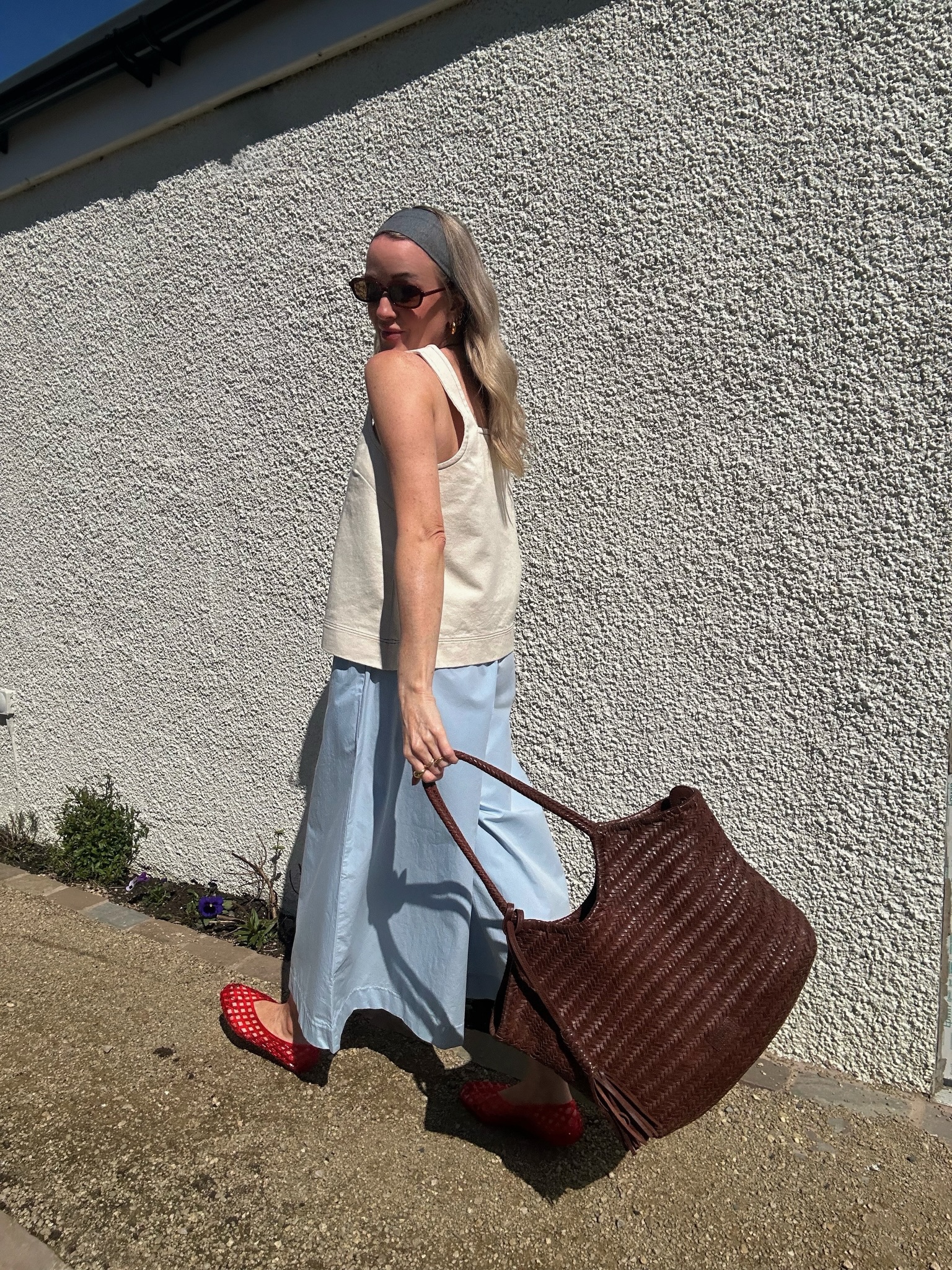 A woman wearing non black ballet flats outfit summer 2026.