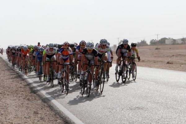 The bunch fights into the headwind