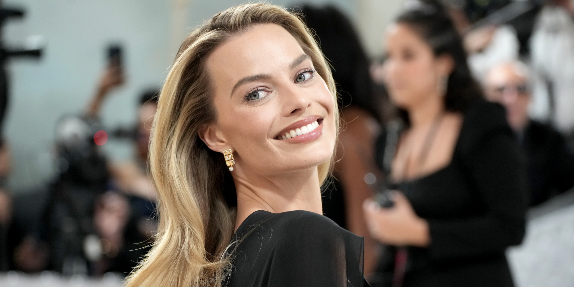 Margot Robbie attends the 2023 Met Gala Celebrating "Karl Lagerfeld: A Line Of Beauty" at Metropolitan Museum of Art on May 01, 2023 in New York City.
