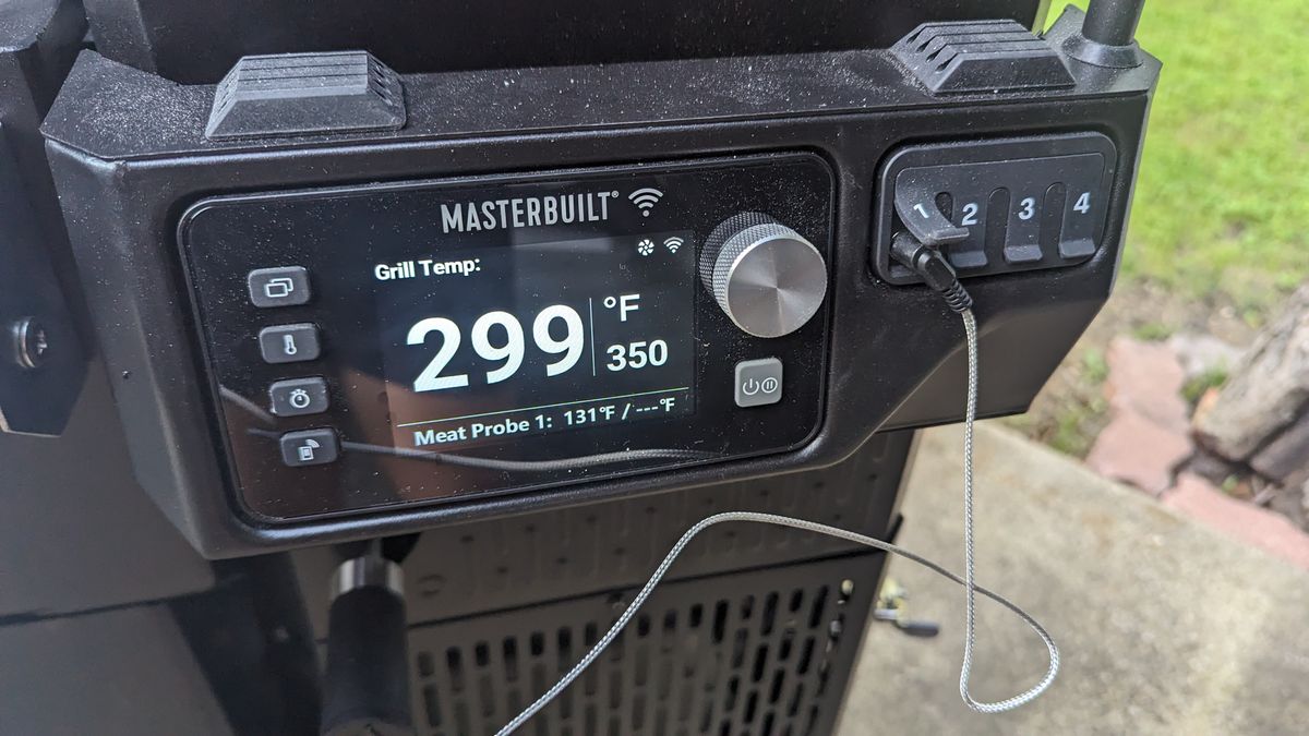 Masterbuilt Gravity Series&reg; XT Digital Charcoal Grill + Smoker