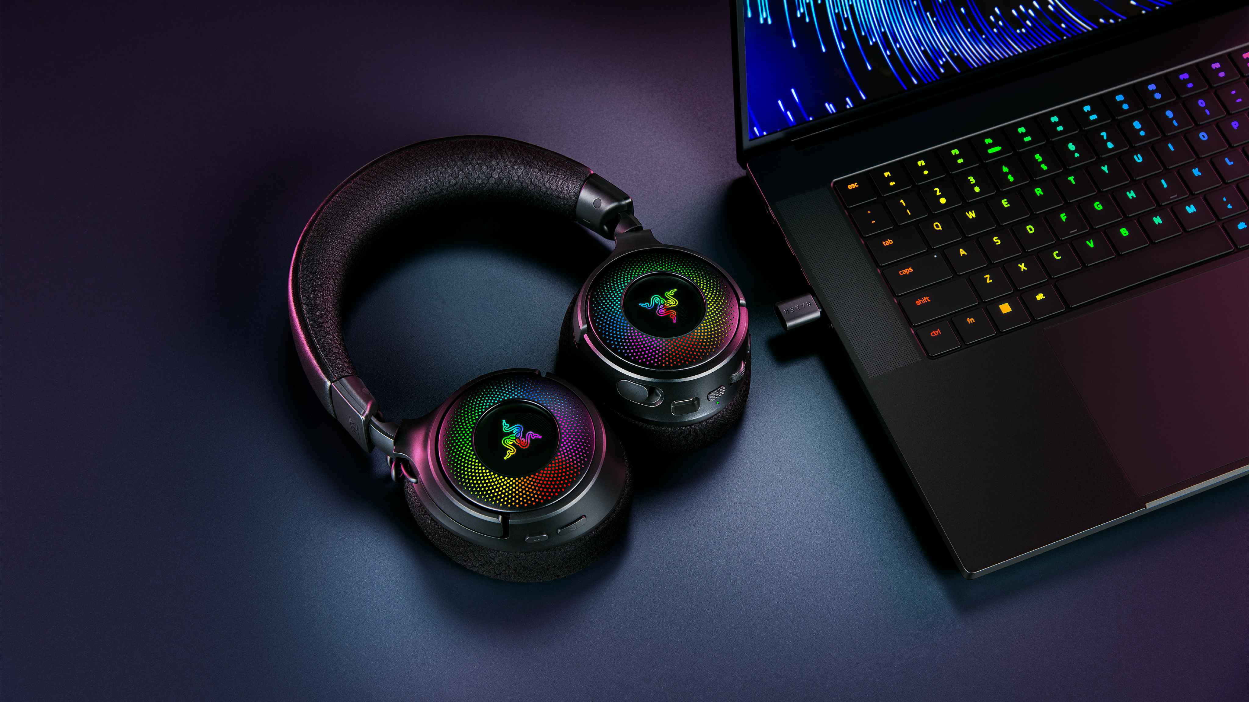 Новейшая беспроводная игровая гарнитура Razer для ПК имеет 9 зон RGB-подсветки на каждом наушнике.