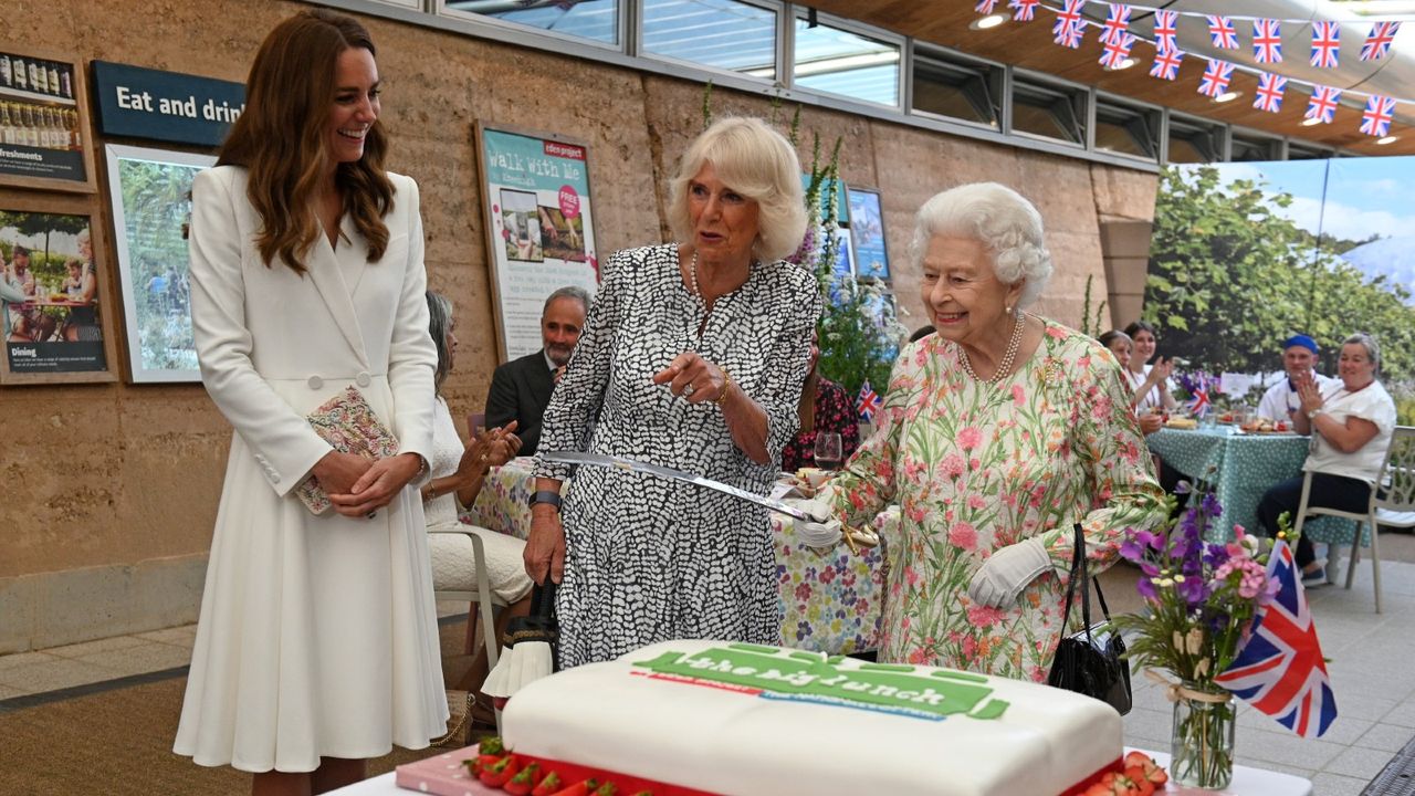 Queen cutting cake with sword video&#039;