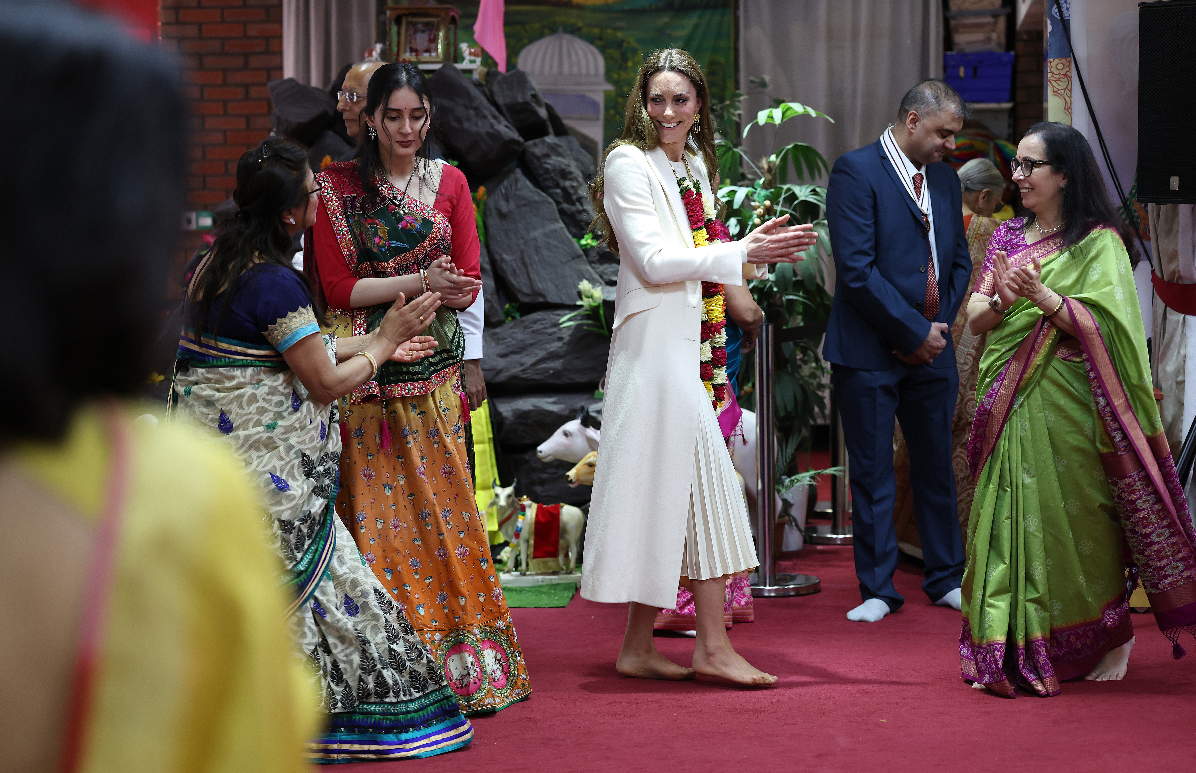 Princess Kate dancing barefoot with Indian women