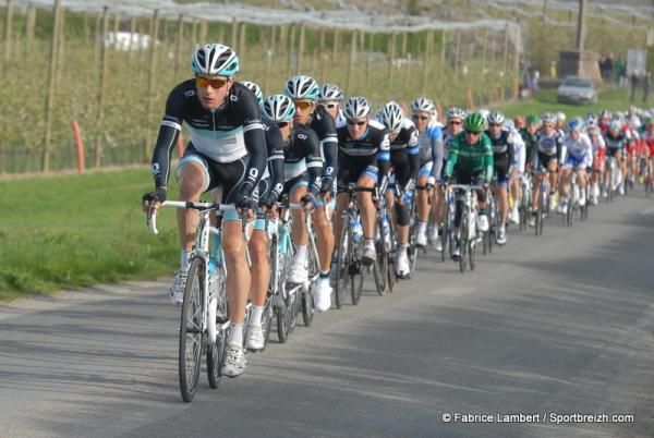Leopard Trek line out the peloton