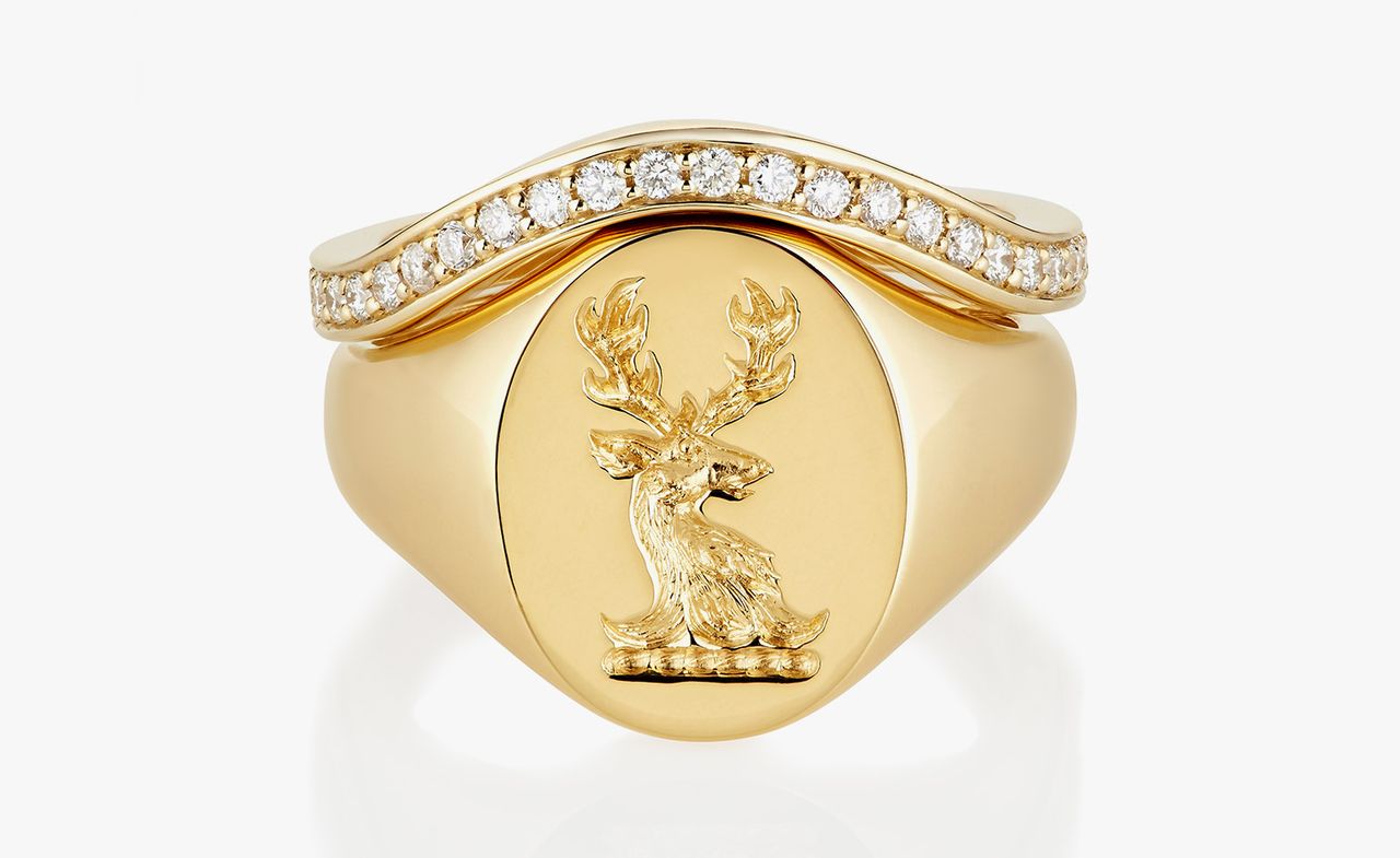 Keeper ring with yellow gold with diamonds (top) and Signet ring