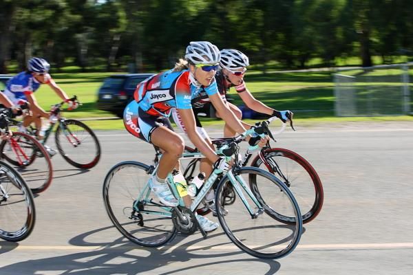 Shara Gillow (Jayco-AIS) and Tiffany Cromwell (Honda) lead the bunch.