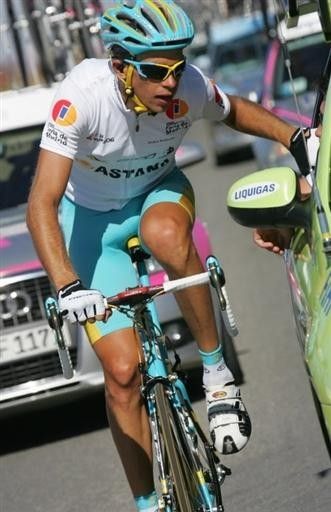Andrey Kashechkin (Astana) chats to the Liquigas car