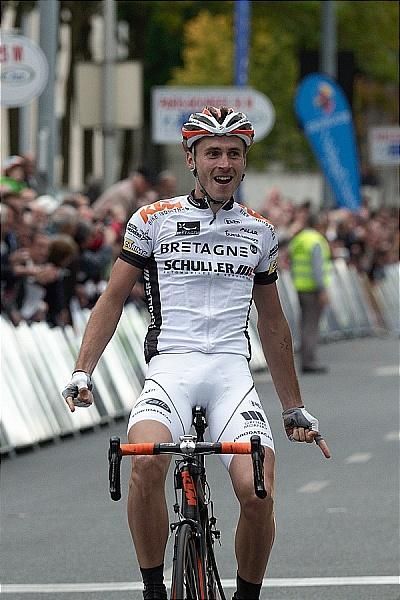 Florian Vachon (Bretagne-Schuller) has won the 2012 edition of Paris-Bourges with a solo attack in the finale.