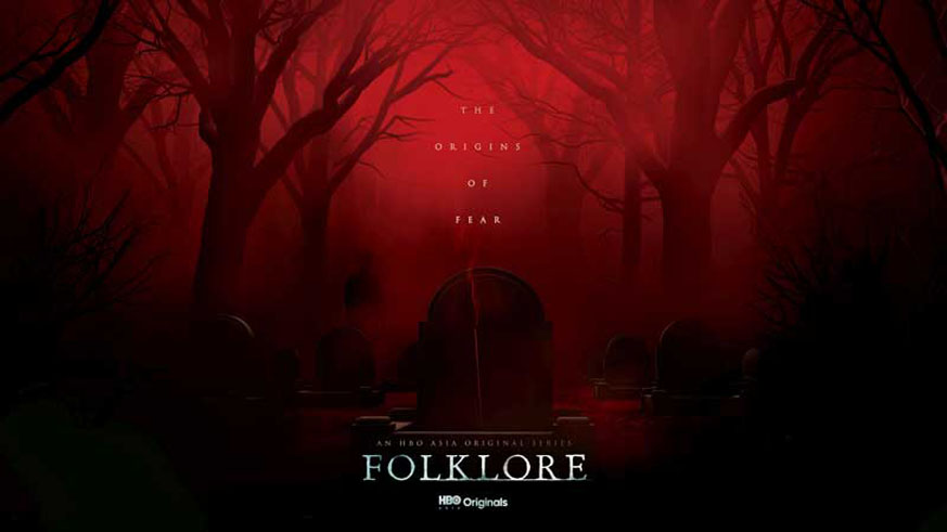 En kuslig promobild för HBO Max-serien Folklore, som visar en mörk skog täckt av ett rött ljus och en gravsten i mitten av bilden.