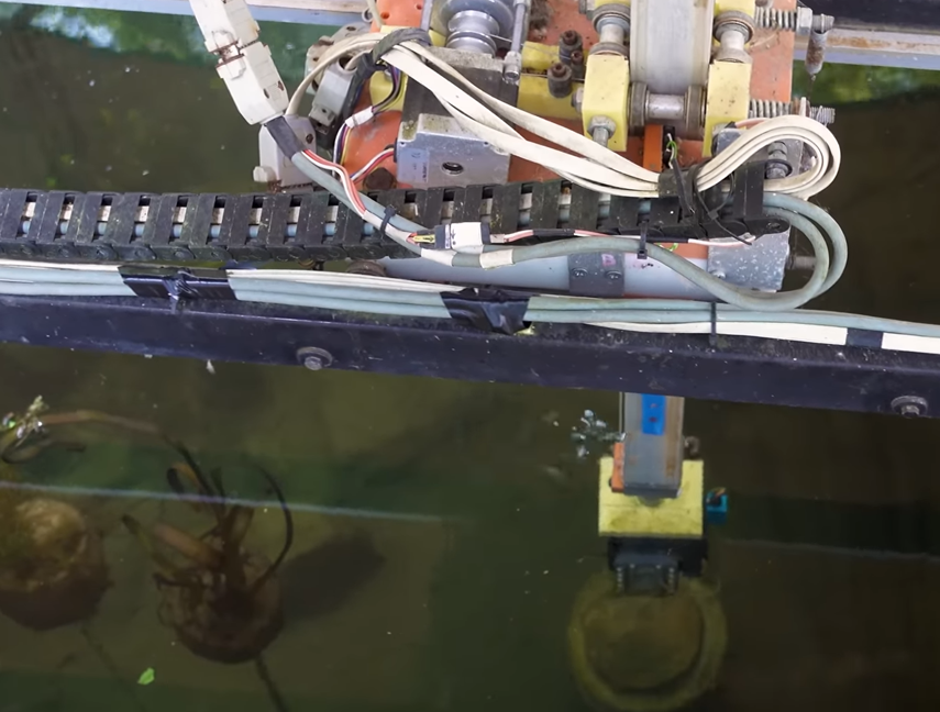 Tom Scott drives a Raspberry Pi powered submarine simulator