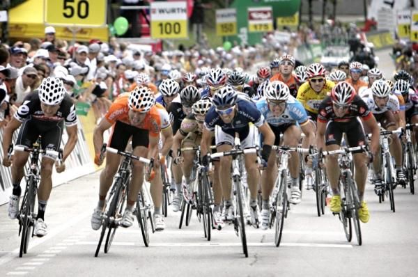 Heinrich Haussler (Cervelo TestTeam), Pablo Urtasun (Euskaltel-Euskadi) and Marco Mercato (Vacansoleil) fight in the sprint